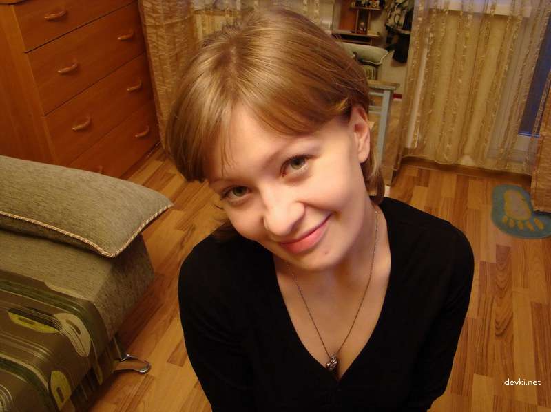 Hot Nude Girls Posing Explicitly in Amateur Porn Photos