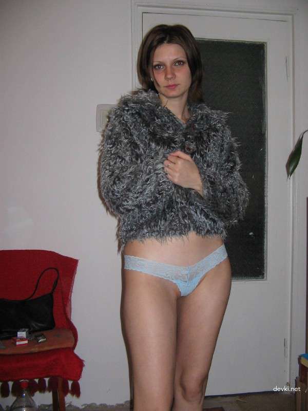 Naked Woman Amateur Porn Photos: Explicit Nude Posing Passionately