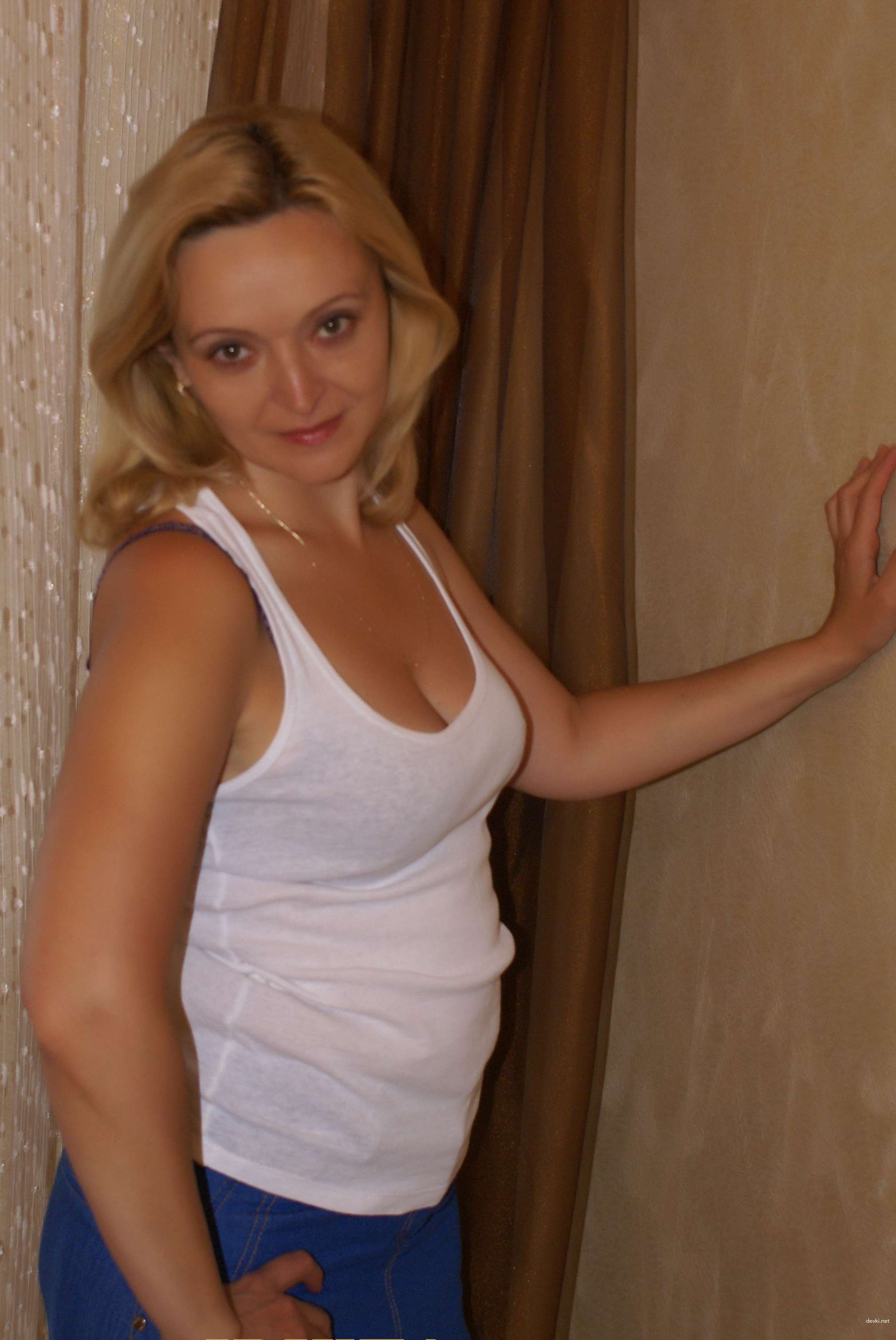 Hotwife Naked Sex Action: Amateur Wife Explicitly Fucks