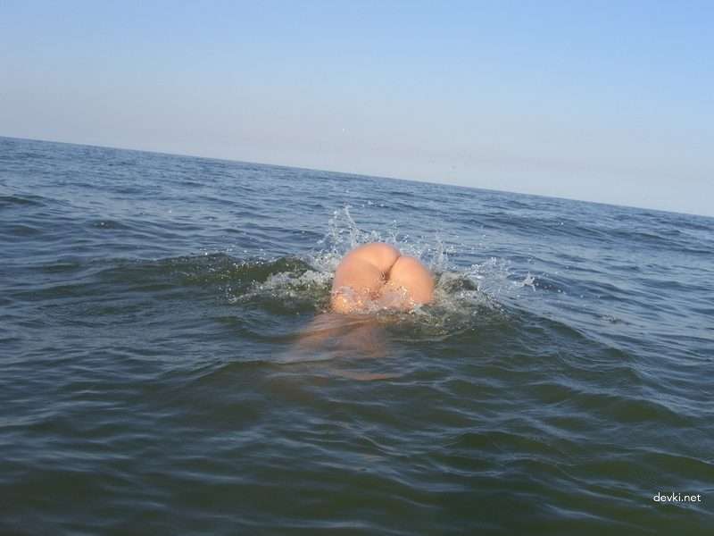 Naked Amateur Sunbathing: Explicit Outdoor Nude Photo Shoot