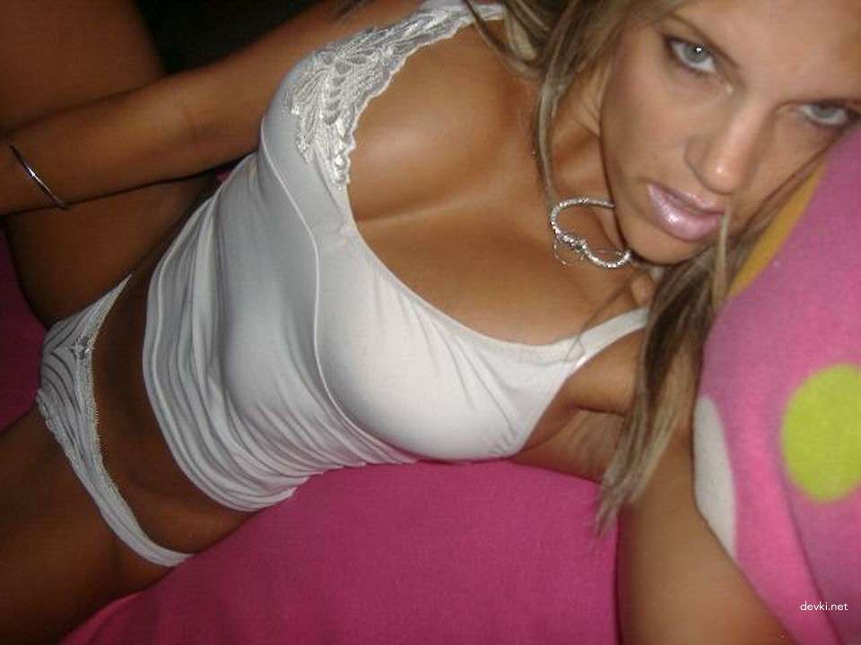 Explicit Blonde Amateur Porn Photos: Slutty Blonde's Naughty XXX Pics