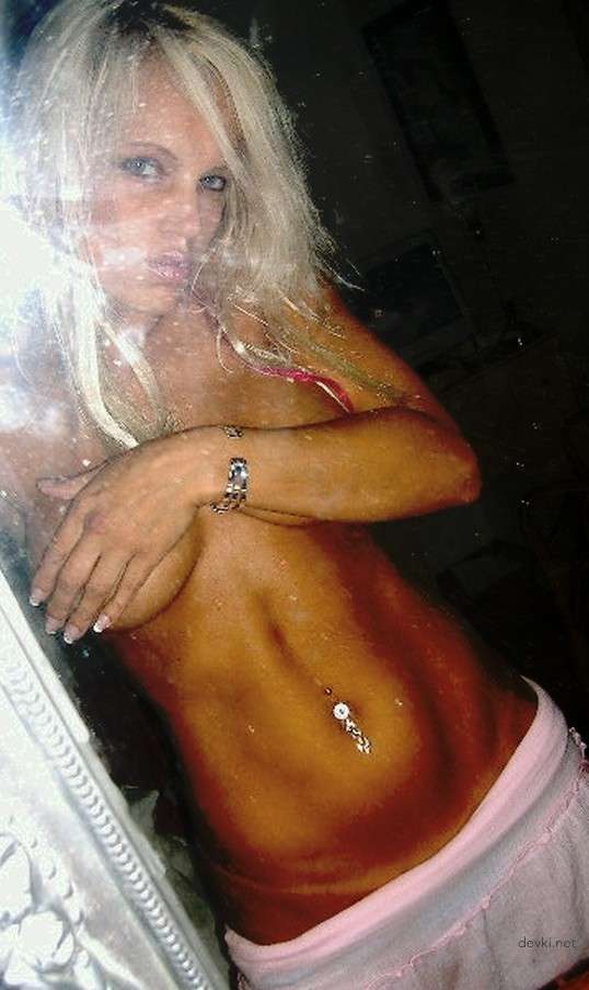 Explicit Blonde Amateur Porn Photos: Slutty Blonde's Naughty XXX Pics