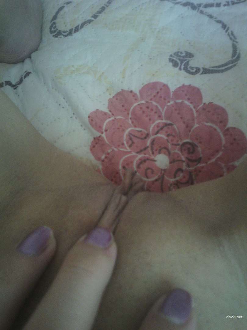 Amateur Teen Loves to Pose Nude - Explicit Sexually Provocative Photos