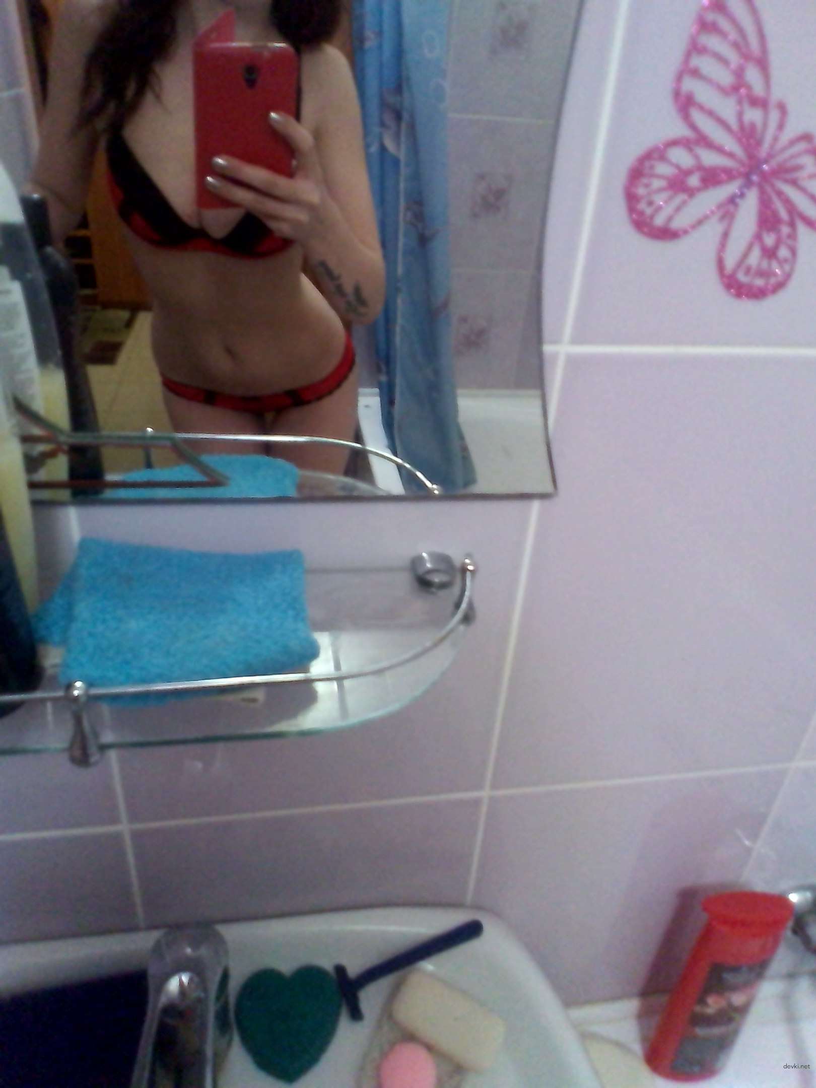 Amateur Teen Loves to Pose Nude - Explicit Sexually Provocative Photos