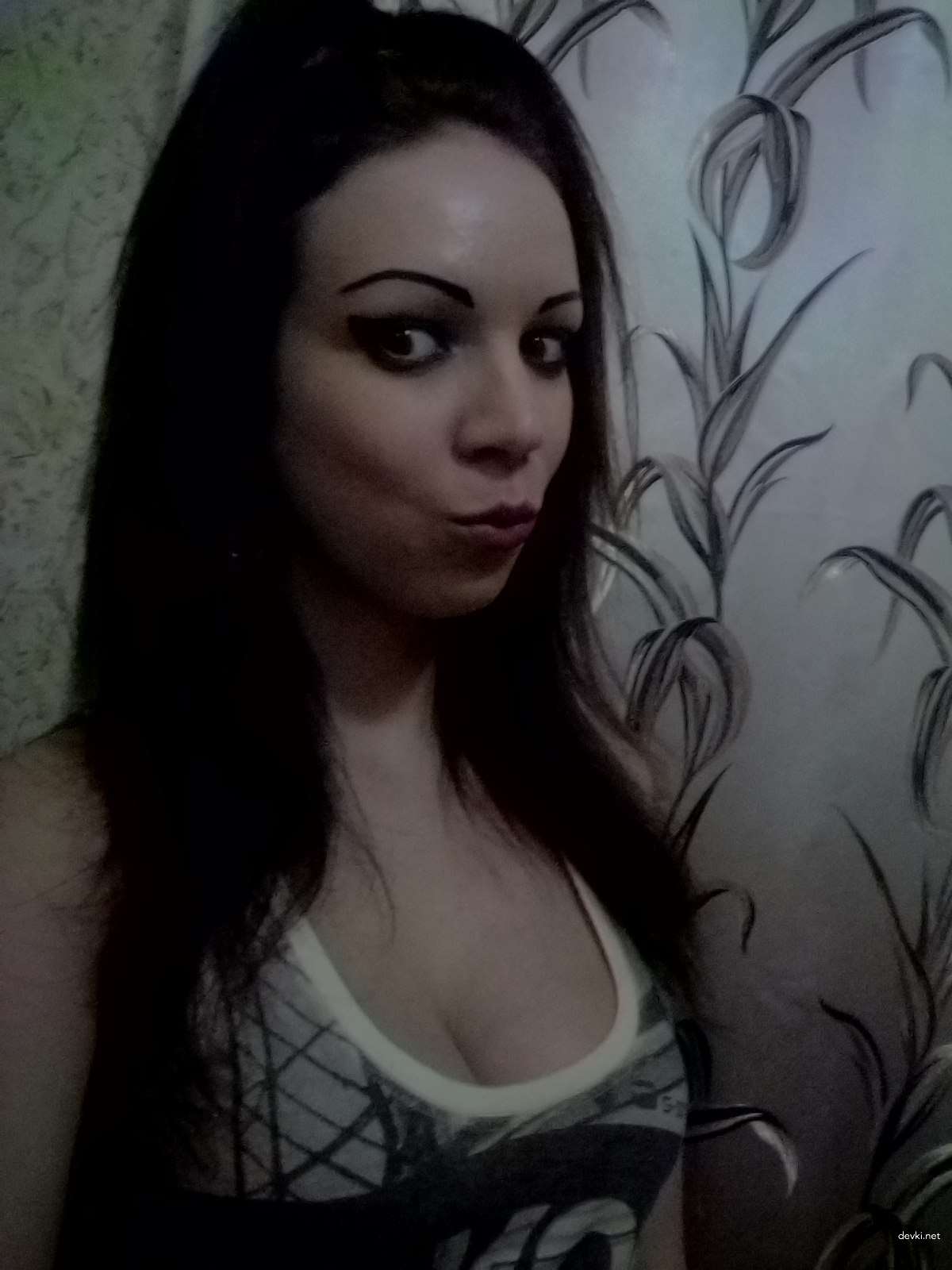 Amateur Teen Loves to Pose Nude - Explicit Sexually Provocative Photos