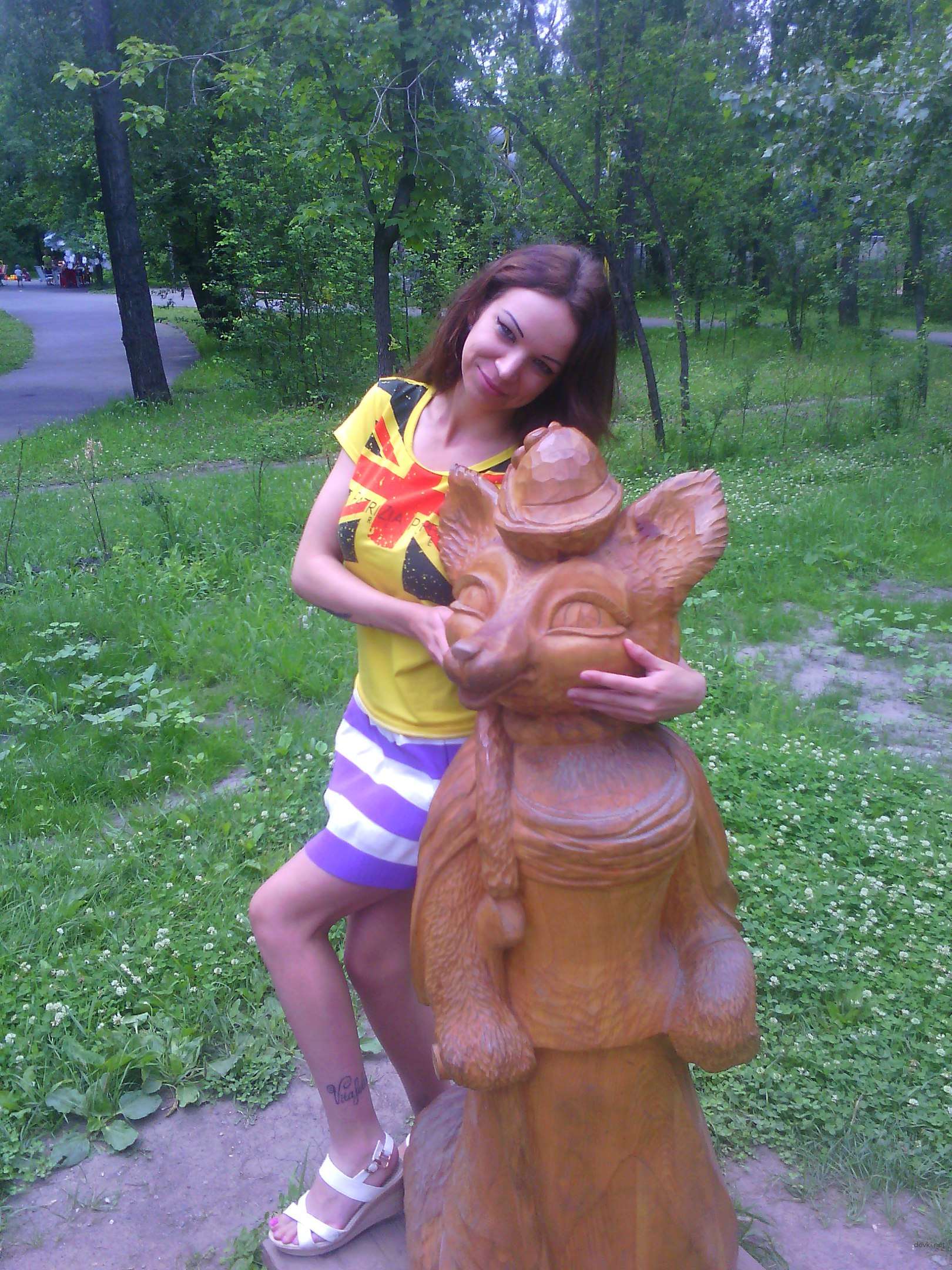 Amateur Teen Loves to Pose Nude - Explicit Sexually Provocative Photos