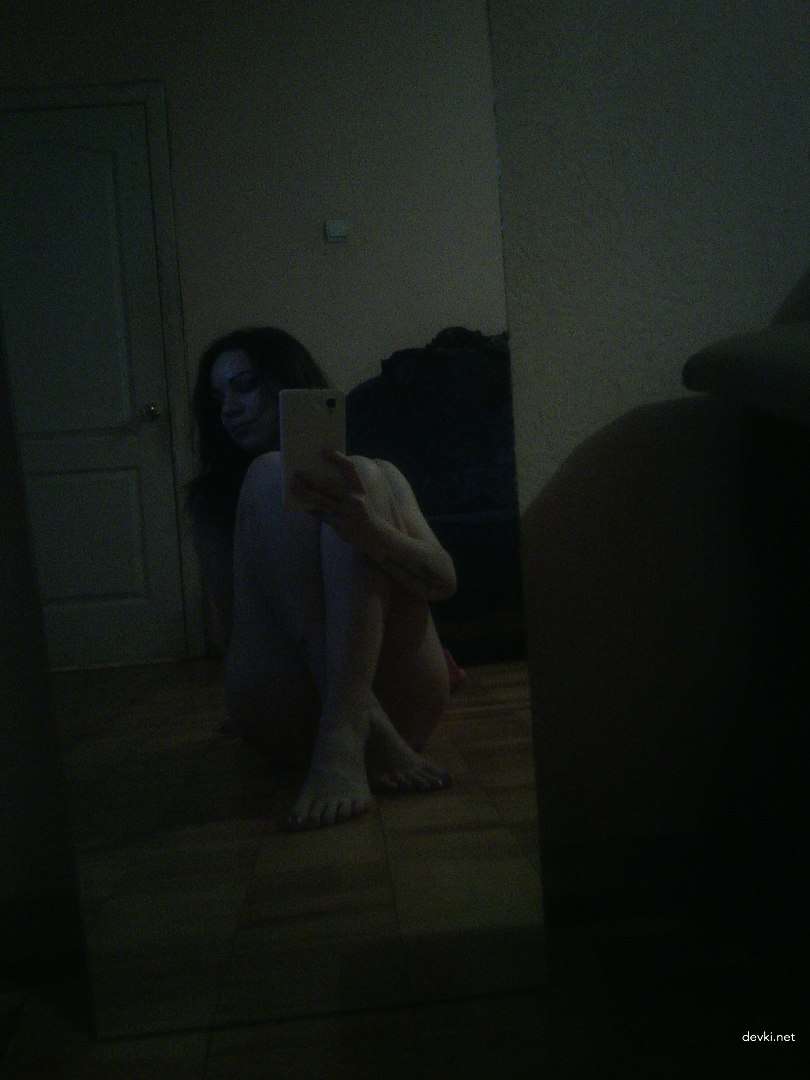 Amateur Teen Loves to Pose Nude - Explicit Sexually Provocative Photos