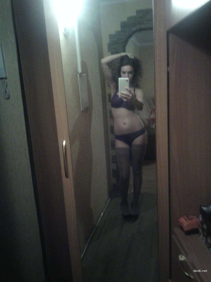 Amateur Teen Loves to Pose Nude - Explicit Sexually Provocative Photos