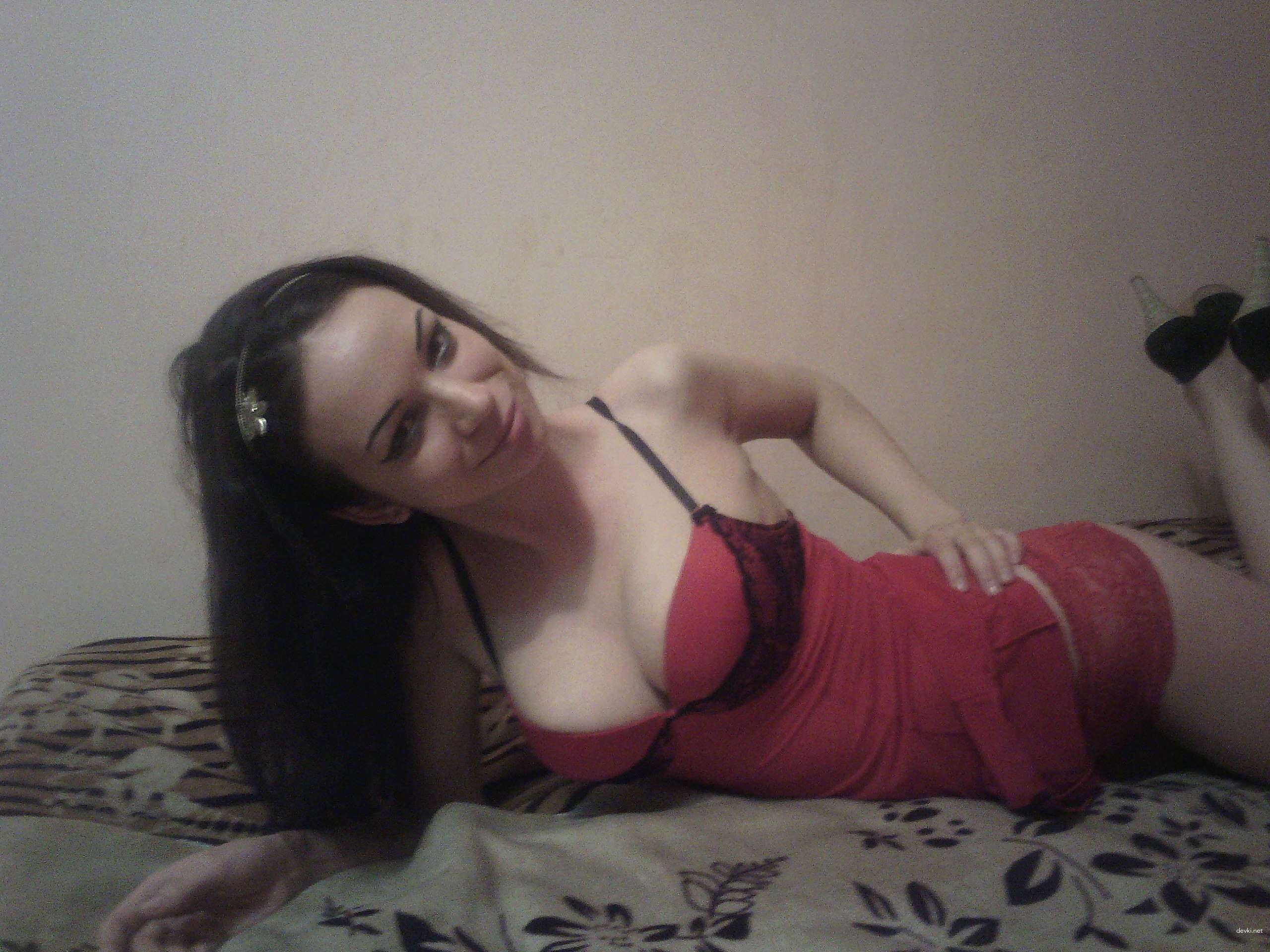 Amateur Teen Loves to Pose Nude - Explicit Sexually Provocative Photos