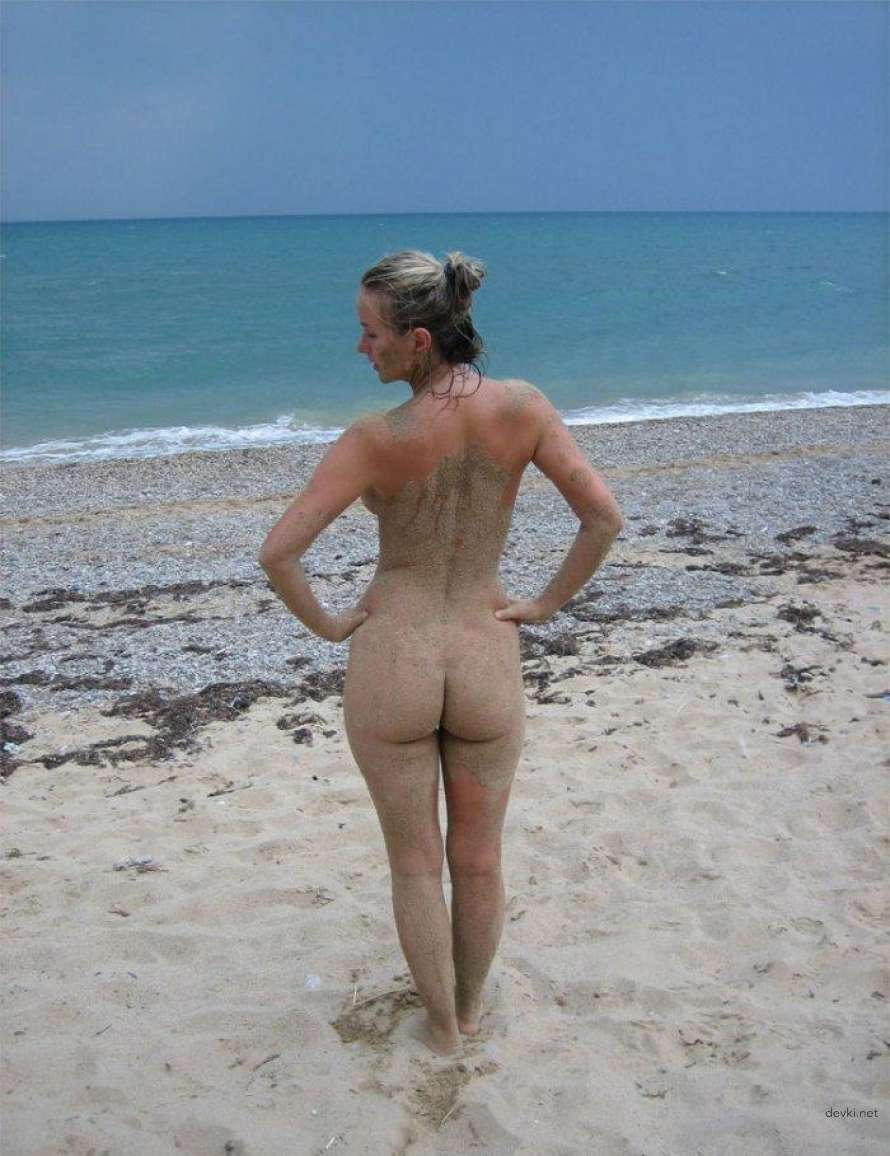 Stunning Girl Poses at Beach and Home: Explicit Amateur Photos