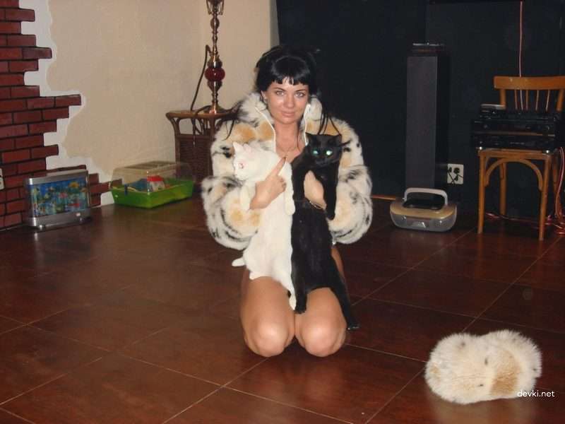 Hot Naked Woman in Fur Coat - Amateur Explicit Photo