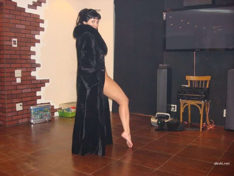 Hot Naked Woman in Fur Coat - Amateur Explicit Photo