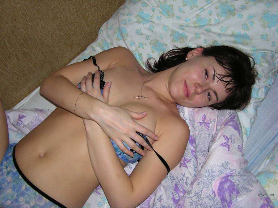 Seductive Amateur Erotica: Alluring Woman in Explicit Photo