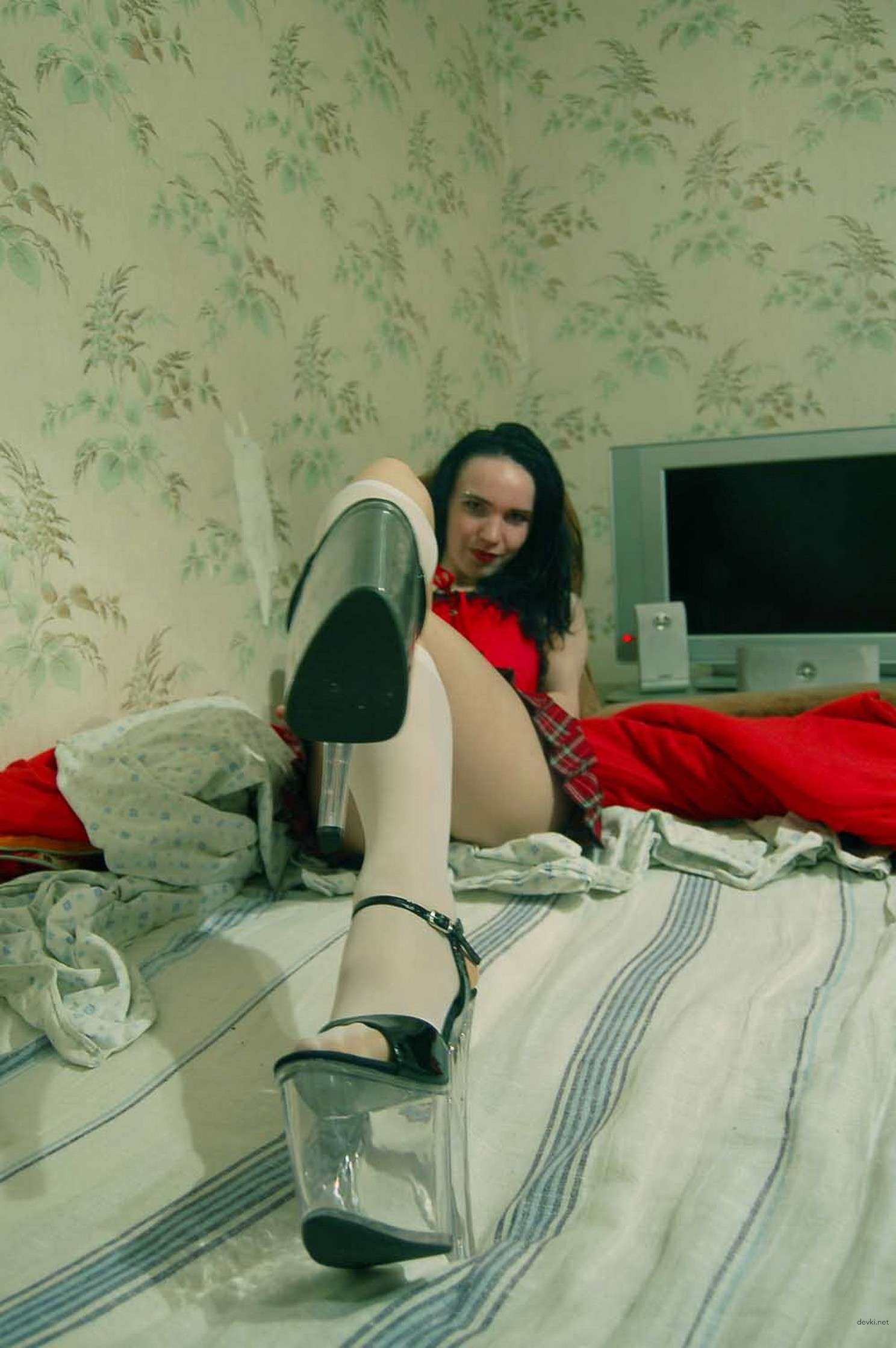 Wild Brunette Amateur Porn: Explicit Photos of Naughty Seductress