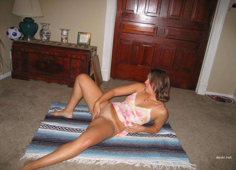 Curvy amateur loves to stretch her holes in explicit porn pics