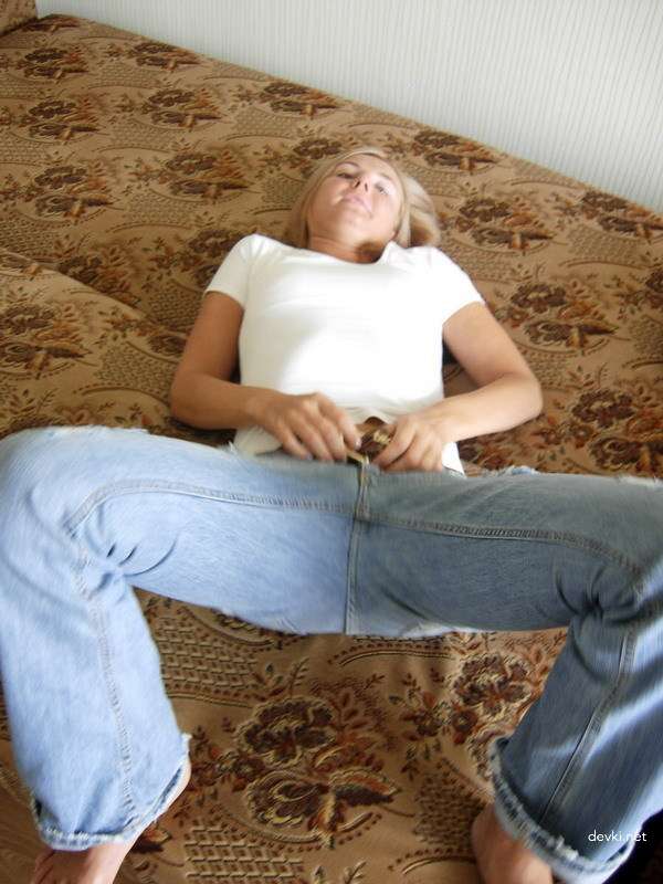 Deepthroat, Double Penetration: Amateur Takes Cock in Mouth and Both Holes