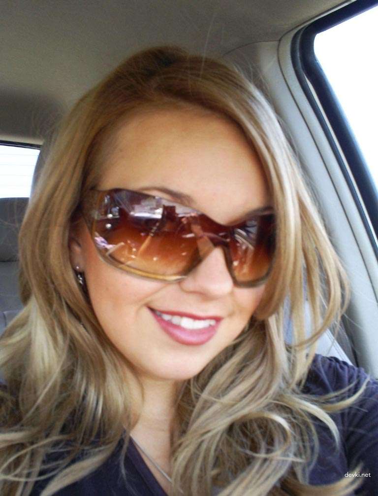 Hot Amateur Teen Porn Pics - Young Babe in Explicit Action