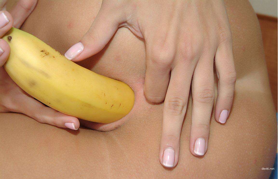 Amateur Slut Fucks Herself with Banana in Ass - Explicit Anal Insertion