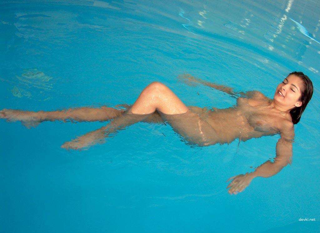 Naked Girl Poses in Pool - Explicit Amateur Nude Photo Shoot