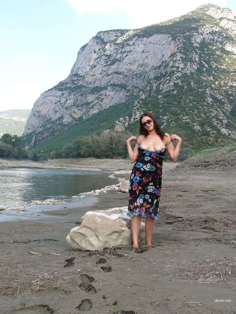Seductive Woman on Vacation: Amateur Explicit Photo of Attractive Lady - 80 Characters