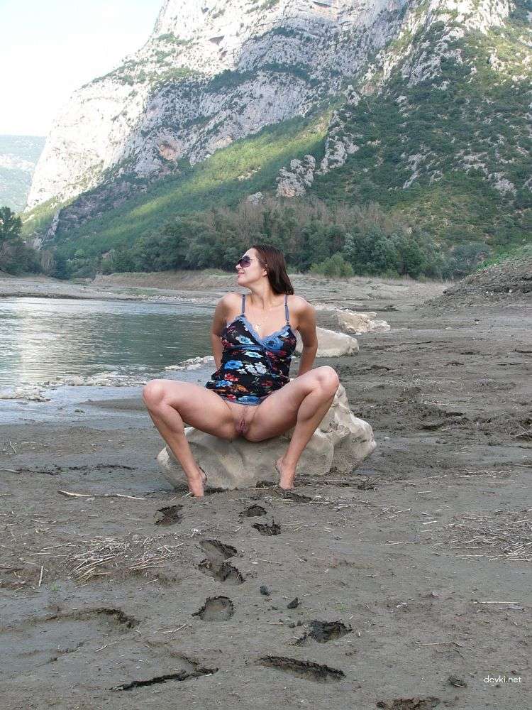 Seductive Woman on Vacation: Amateur Explicit Photo of Attractive Lady - 80 Characters