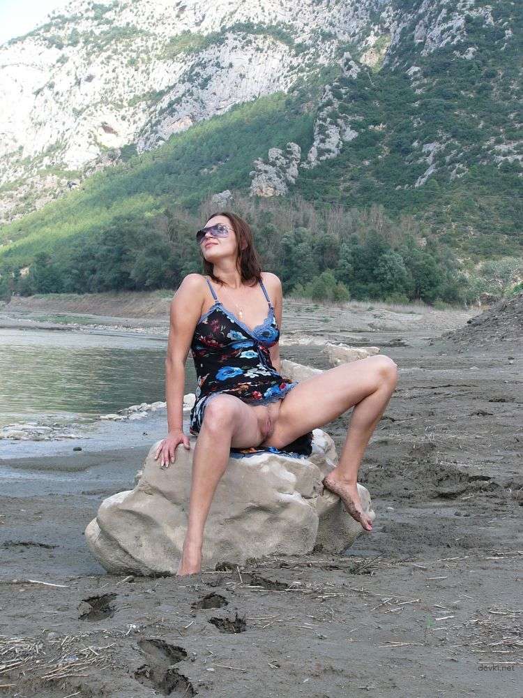 Seductive Woman on Vacation: Amateur Explicit Photo of Attractive Lady - 80 Characters