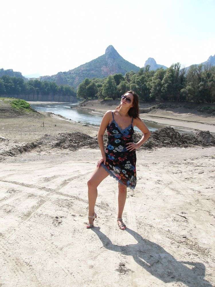 Seductive Woman on Vacation: Amateur Explicit Photo of Attractive Lady - 80 Characters