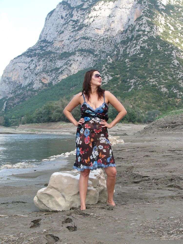 Seductive Woman on Vacation: Amateur Explicit Photo of Attractive Lady - 80 Characters