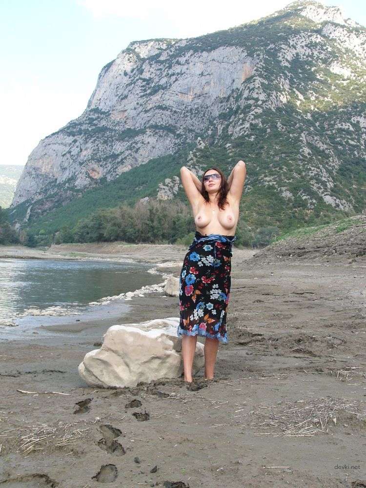 Seductive Woman on Vacation: Amateur Explicit Photo of Attractive Lady - 80 Characters