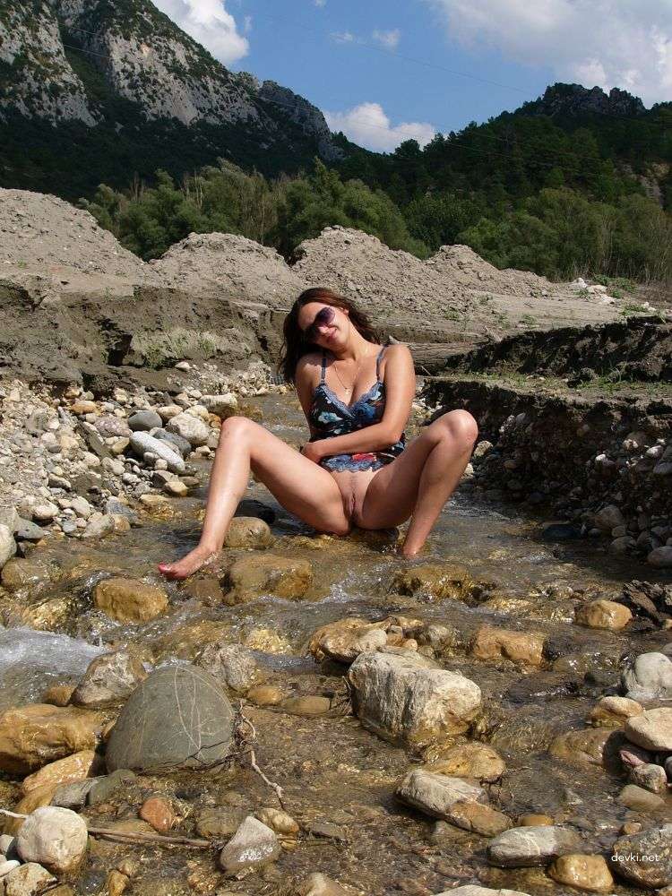 Seductive Woman on Vacation: Amateur Explicit Photo of Attractive Lady - 80 Characters