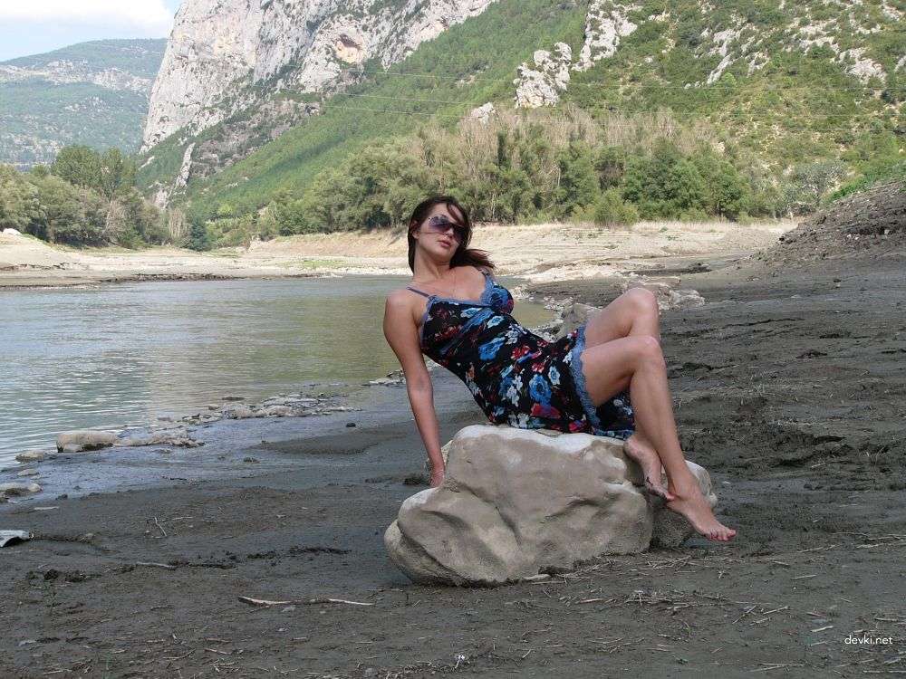 Seductive Woman on Vacation: Amateur Explicit Photo of Attractive Lady - 80 Characters