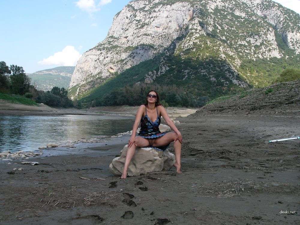 Seductive Woman on Vacation: Amateur Explicit Photo of Attractive Lady - 80 Characters