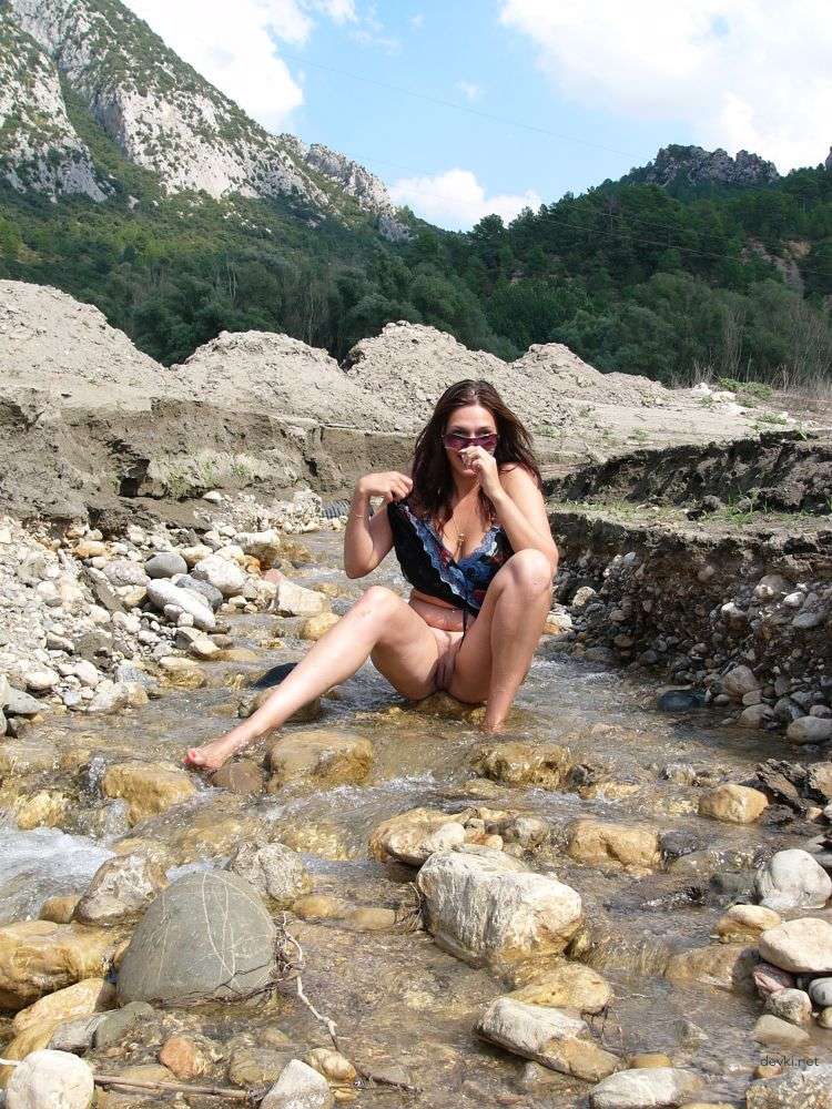 Seductive Woman on Vacation: Amateur Explicit Photo of Attractive Lady - 80 Characters