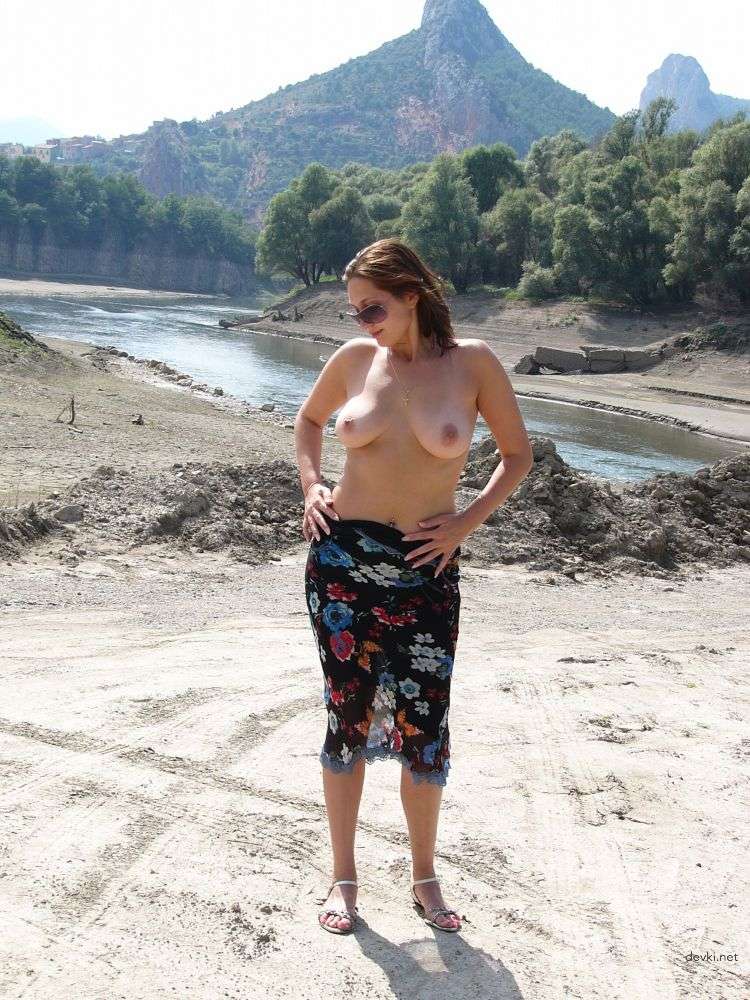Seductive Woman on Vacation: Amateur Explicit Photo of Attractive Lady - 80 Characters
