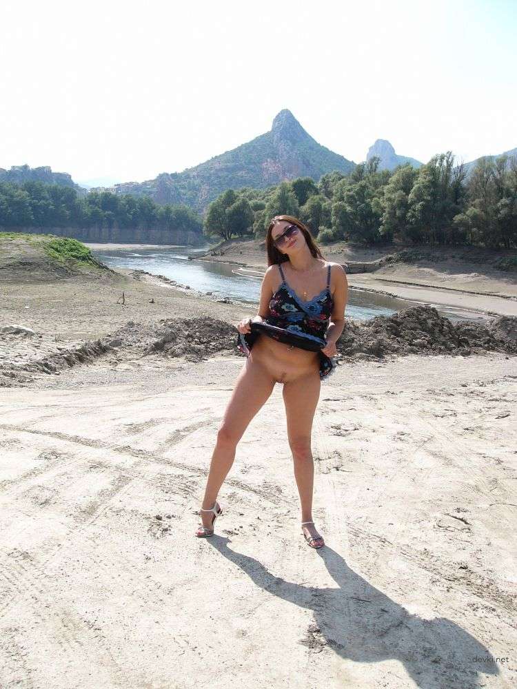 Seductive Woman on Vacation: Amateur Explicit Photo of Attractive Lady - 80 Characters