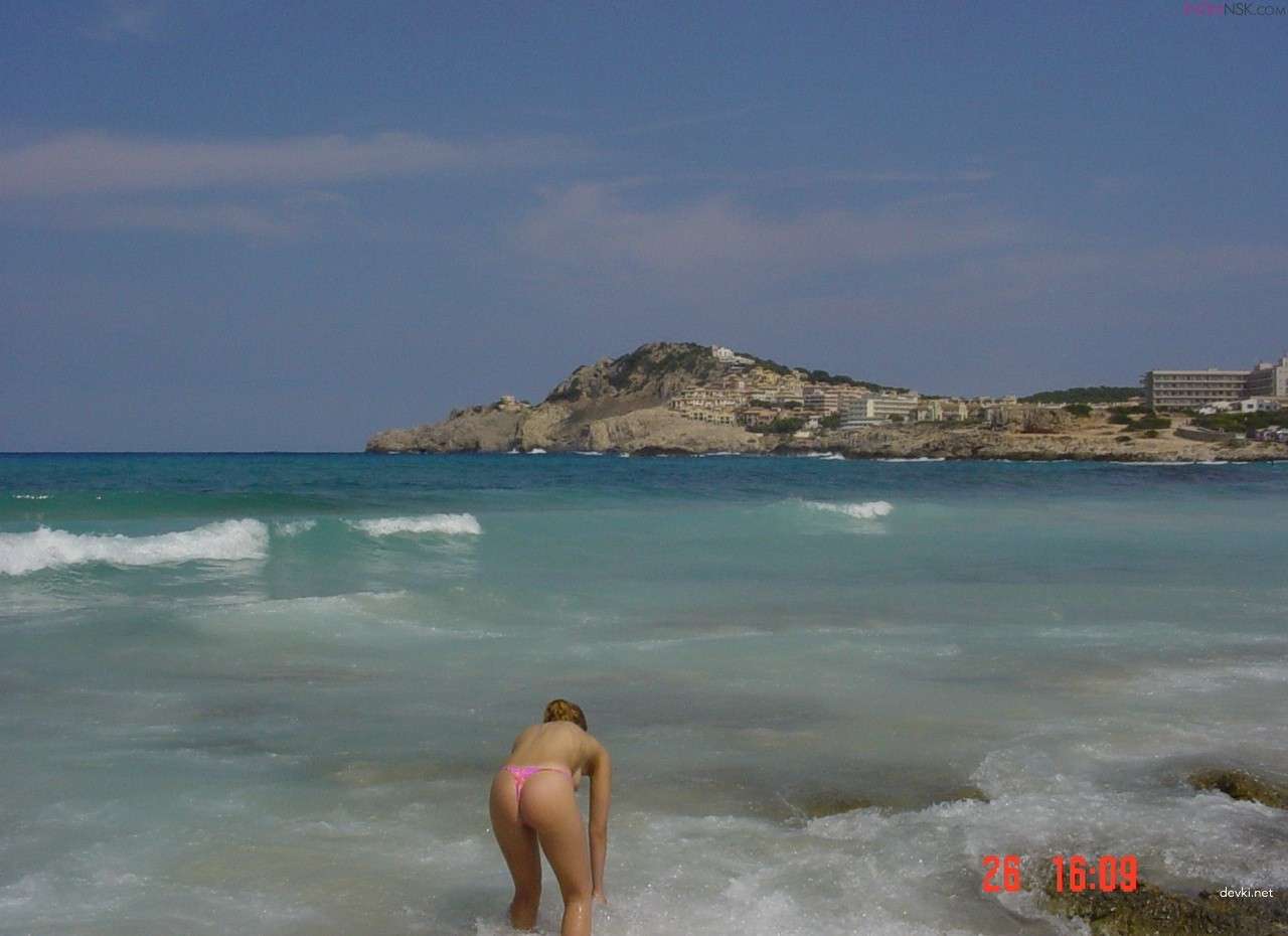 Big Booty Babe's Naughty Vacation Snaps: Amateur Porn Photos