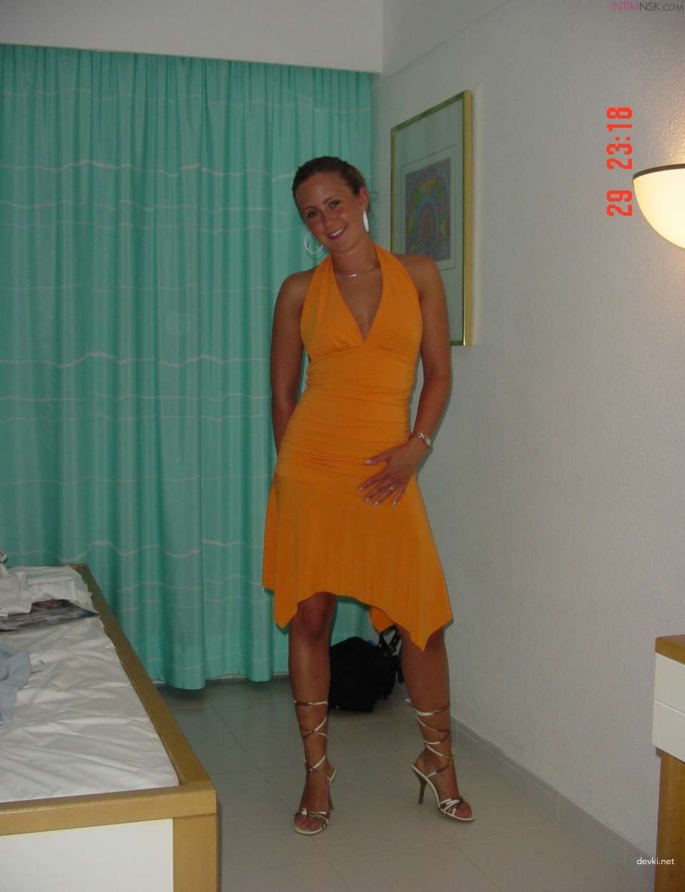 Big Booty Babe's Naughty Vacation Snaps: Amateur Porn Photos