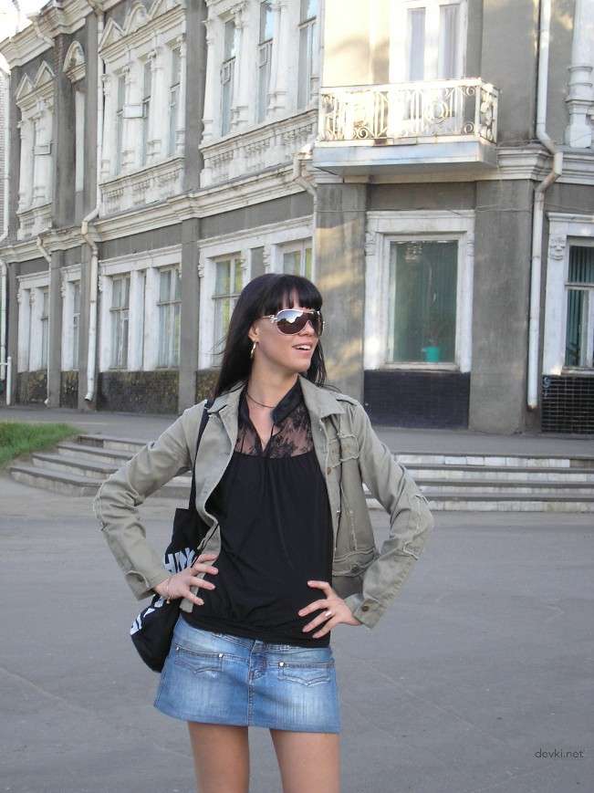 Hot Amateur Threesome: Girl Loves Fucking Boyfriend with Bestie