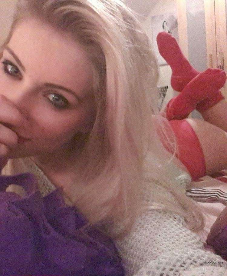 Sensual Blonde Amateur: Easy Erotica of Beautiful Blonde - Explicit Photos