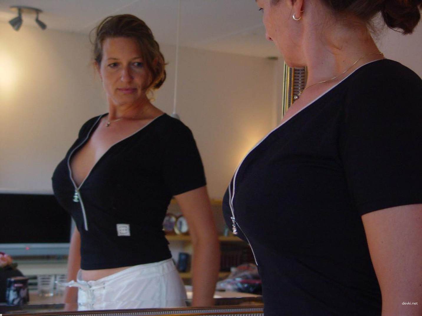 Mature Lady with Luxurious Body in Amateur Porn Photo Shoot