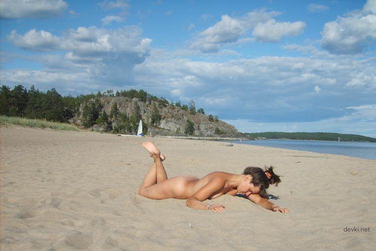 Wild Beach Fun: Amateur Photo of Hot Girl Partying in Bikini