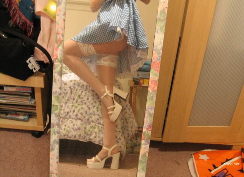 Sexy Girl in Short Skirt: Amateur Photo Collection