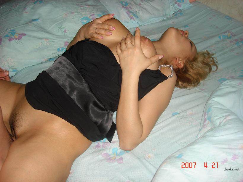 Hot Young MILF Amateur Porn Photos - Explicit XXX Pics of Horny Mom