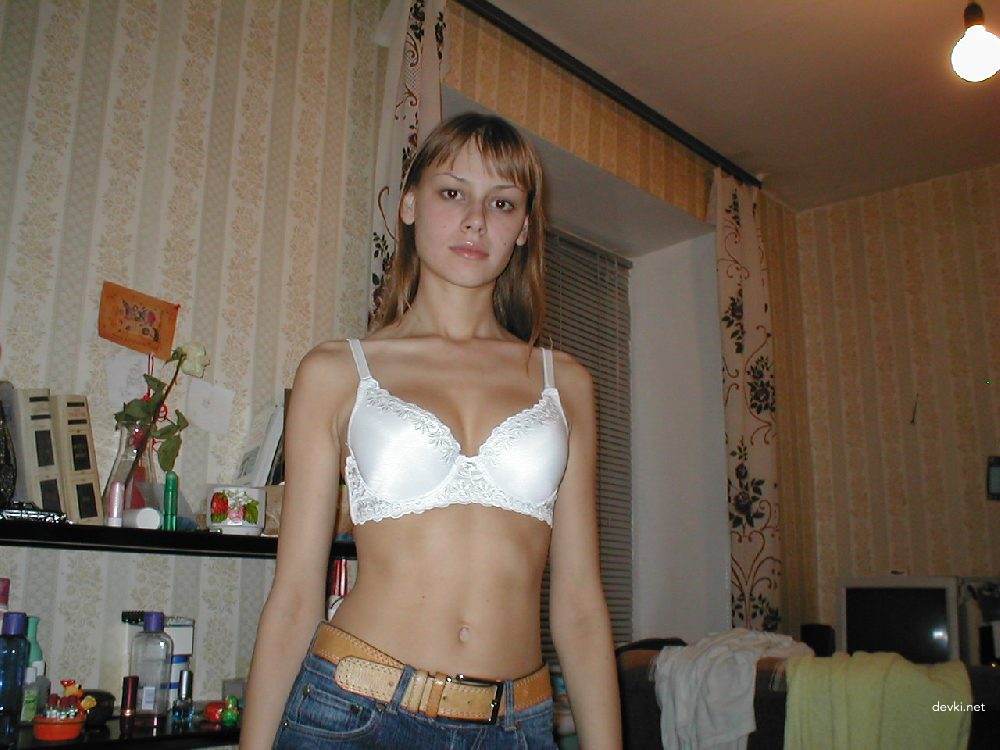 Private Erotic Nude of Cute Amateur Girl: Explicit and Bold Photos