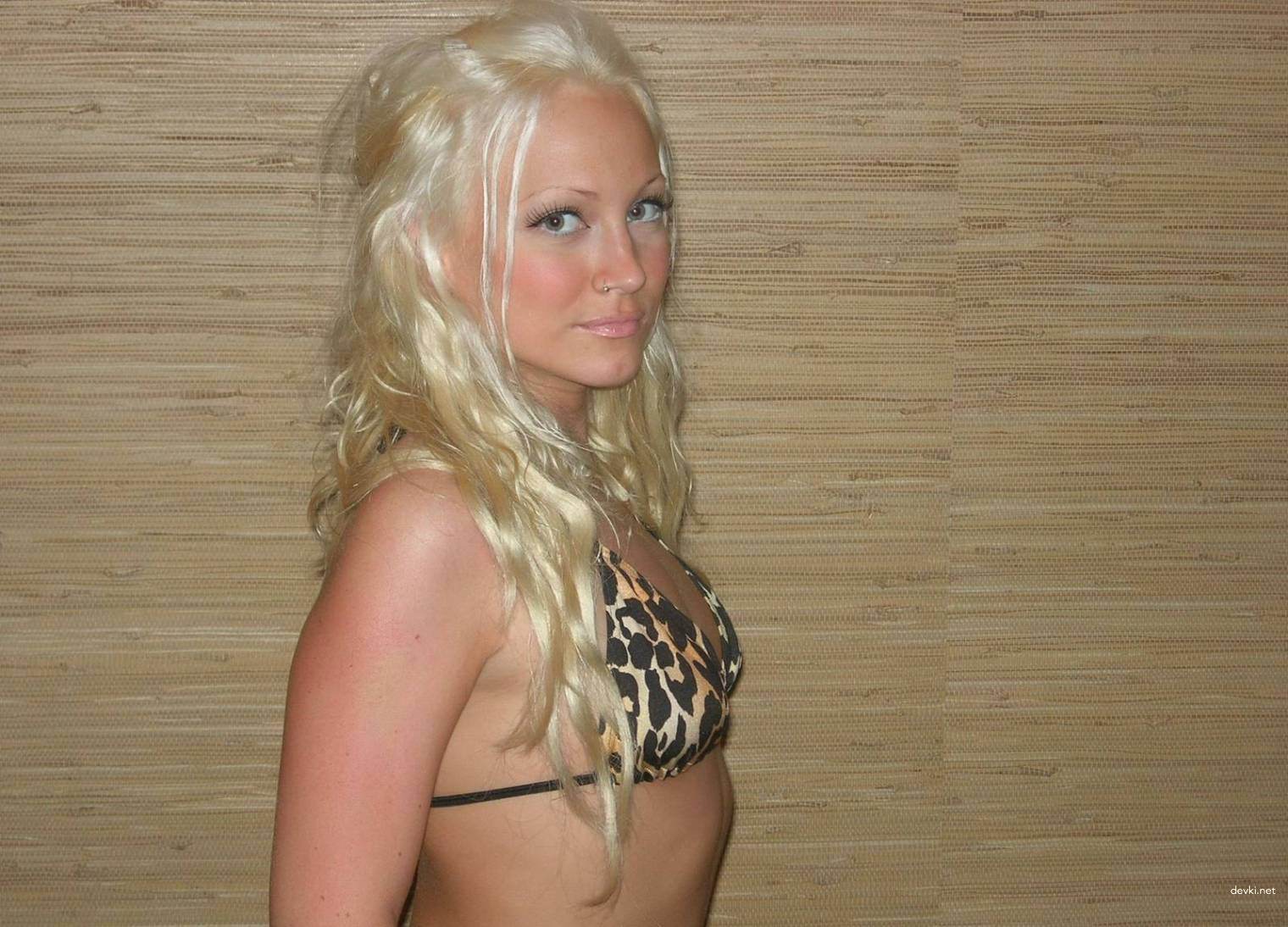 Private Photos of Familiar Blonde - Explicit Amateur Shots