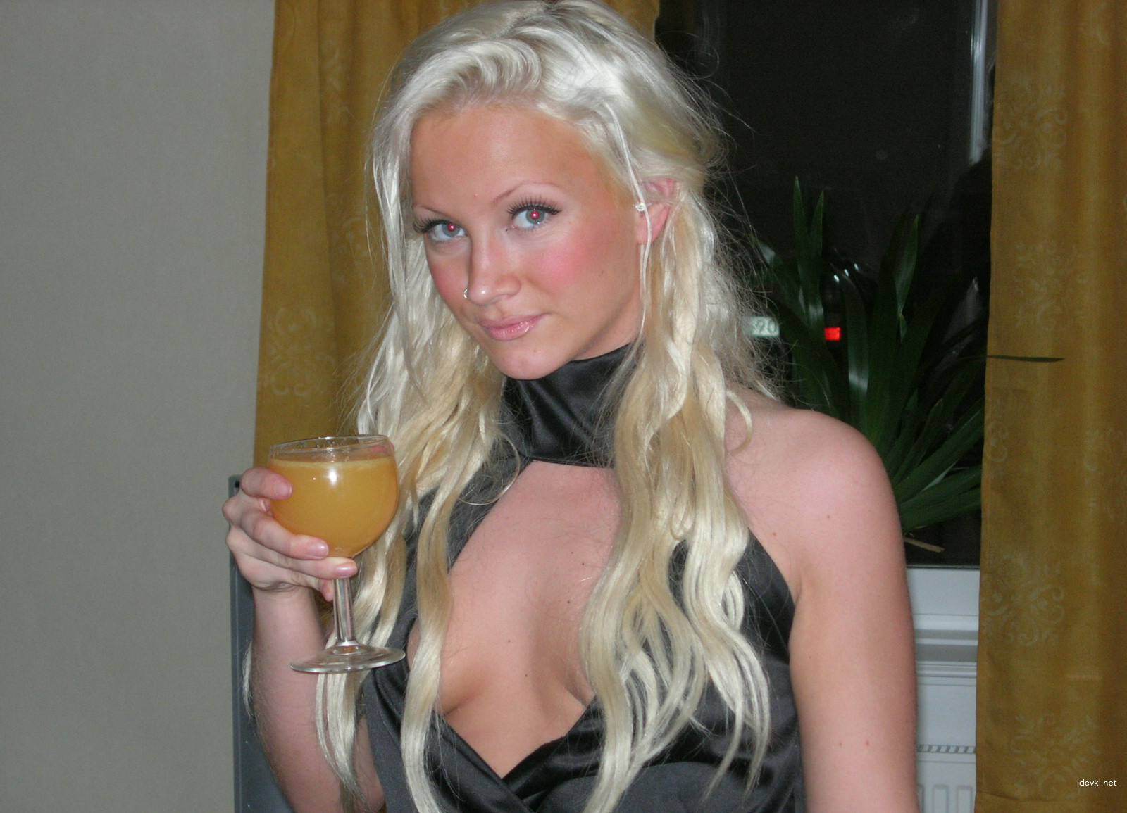 Private Photos of Familiar Blonde - Explicit Amateur Shots