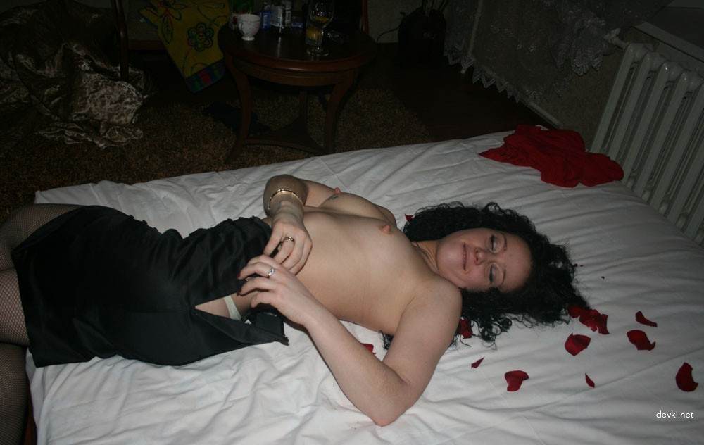 Seductive Brunette Double Penetrated by Two Guys in Amateur Porn