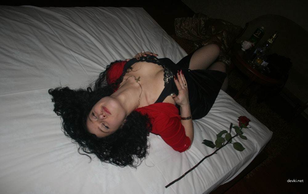 Seductive Brunette Double Penetrated by Two Guys in Amateur Porn