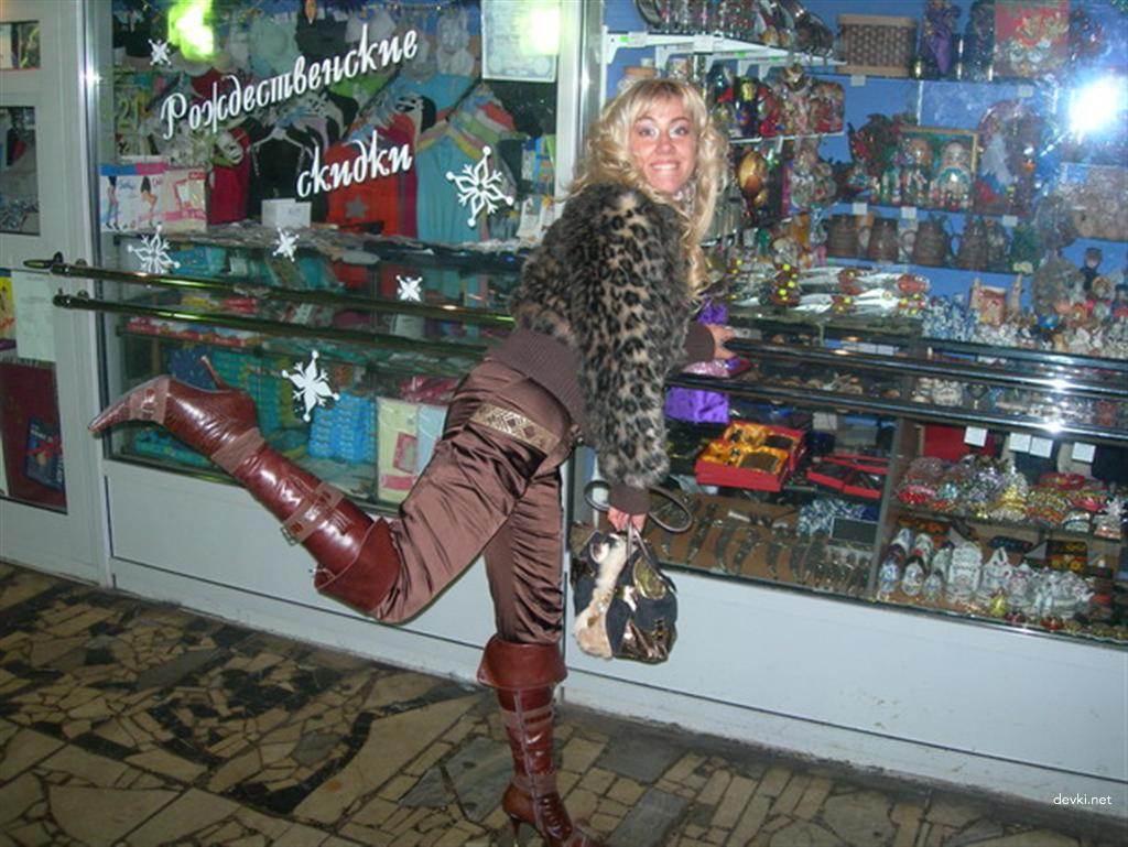 Hot Babe Eager for Threesome Action: XXX Amateur Porn Photo