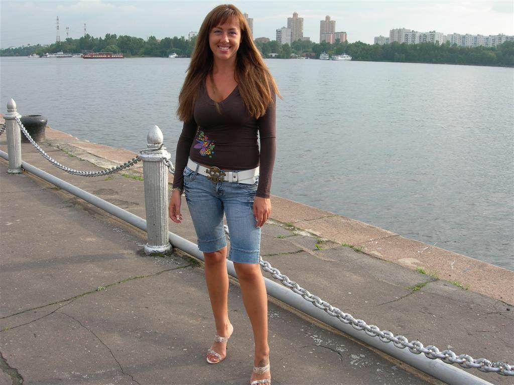 Hot Babe Eager for Threesome Action: XXX Amateur Porn Photo